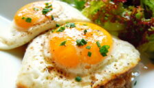 Temukan resep olahan telur ceplok kecap yang praktis dan lezat untuk sarapan hanya dalam 10 menit. Mudah dibuat, bergizi, dan cocok untuk menu harian.( Poto: dok. Okezone Women )