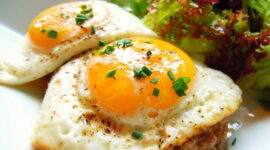 Temukan resep olahan telur ceplok kecap yang praktis dan lezat untuk sarapan hanya dalam 10 menit. Mudah dibuat, bergizi, dan cocok untuk menu harian.( Poto: dok. Okezone Women )