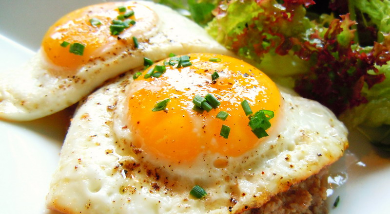 Temukan resep olahan telur ceplok kecap yang praktis dan lezat untuk sarapan hanya dalam 10 menit. Mudah dibuat, bergizi, dan cocok untuk menu harian.( Poto: dok. Okezone Women )