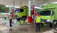 Polda Jambi meningkatkan patroli SPBU untuk mengantisipasi dampak kenaikan BBM, memastikan stok aman dan mencegah penyalahgunaan subsidi. ( Poto : JAMBIlink )
