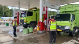 Polda Jambi meningkatkan patroli SPBU untuk mengantisipasi dampak kenaikan BBM, memastikan stok aman dan mencegah penyalahgunaan subsidi. ( Poto : JAMBIlink )