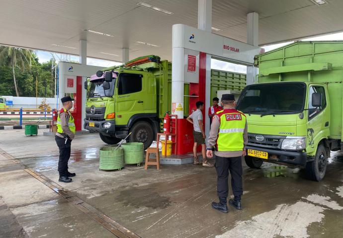 Polda Jambi meningkatkan patroli SPBU untuk mengantisipasi dampak kenaikan BBM, memastikan stok aman dan mencegah penyalahgunaan subsidi. ( Poto : JAMBIlink )