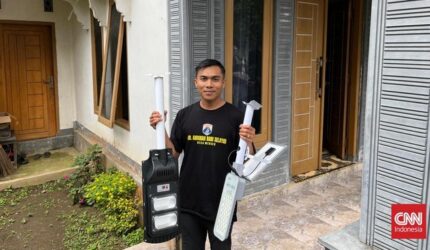 Warga desa menggunakan internet gratis kampung internet untuk bekerja online.