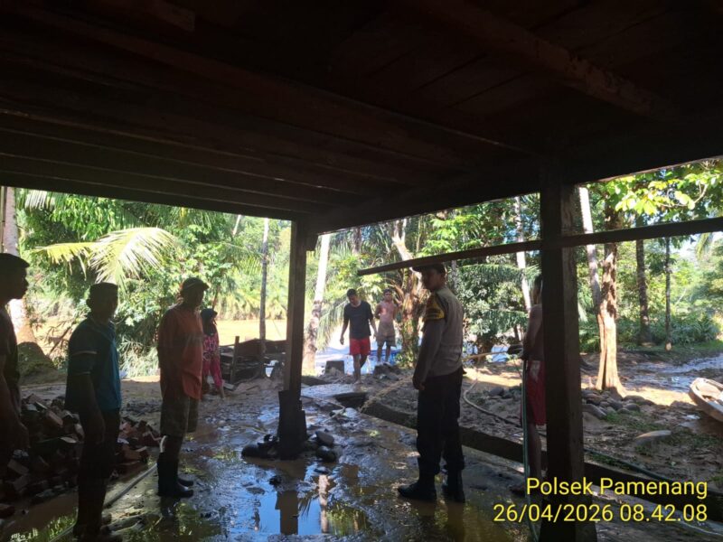 banjir Sungai Batang Tembesi merendam Pamenang Selatan, Merangin, Jambi, merusak rumah, fasilitas umum, dan lahan warga akibat hujan deras.( Poto : JAMBIEKSPRES.CO.ID ).