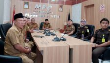 Pemerintah Kabupaten Merangin mengikuti Rapat Koordinasi (Rakor) Pengendalian Inflasi secara virtual melalui Zoom Meeting. ( Poto : Pemkab Merangin )