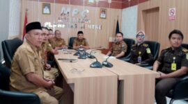 Pemerintah Kabupaten Merangin mengikuti Rapat Koordinasi (Rakor) Pengendalian Inflasi secara virtual melalui Zoom Meeting. ( Poto : Pemkab Merangin )