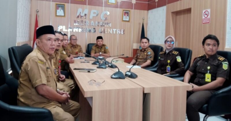 Pemerintah Kabupaten Merangin mengikuti Rapat Koordinasi (Rakor) Pengendalian Inflasi secara virtual melalui Zoom Meeting. ( Poto : Pemkab Merangin )