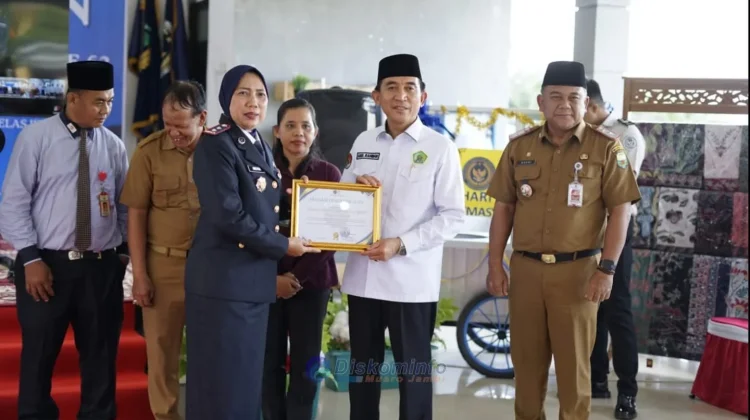 Pemkab Muaro Jambi meraih penghargaan Mitra Kerja Pemasyarakatan pada HBP ke-62 Tahun 2026 di LPP Jambi.( Poto : RRI ).