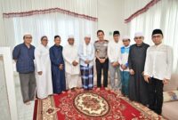 Kapolda Jambi Krisno H. Siregar melakukan silaturahmi dengan ulama Ahmad Mubarok untuk memperkuat sinergi menjaga keamanan dan ketertiban masyarakat di Jambi.( Poto : Halo Jambi News ).