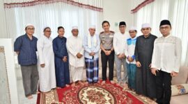 Kapolda Jambi Krisno H. Siregar melakukan silaturahmi dengan ulama Ahmad Mubarok untuk memperkuat sinergi menjaga keamanan dan ketertiban masyarakat di Jambi.( Poto : Halo Jambi News ).