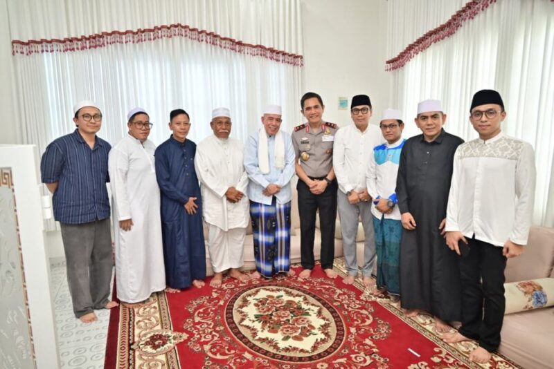 Kapolda Jambi Krisno H. Siregar melakukan silaturahmi dengan ulama Ahmad Mubarok untuk memperkuat sinergi menjaga keamanan dan ketertiban masyarakat di Jambi.( Poto : Halo Jambi News ).