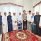 Kapolda Jambi Krisno H. Siregar melakukan silaturahmi dengan ulama Ahmad Mubarok untuk memperkuat sinergi menjaga keamanan dan ketertiban masyarakat di Jambi.( Poto : Halo Jambi News ).