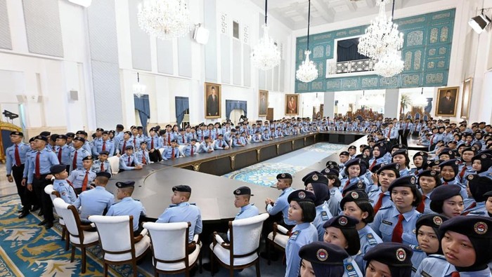 Ratusan siswa Taruna Nusantara kunjungi Istana Kepresidenan dan mendapat pembekalan dari Mensesneg serta Menlu tentang kepemimpinan dan diplomasi. ( Poto : Biro Sekretariat Presiden/ Muchlis Jr )