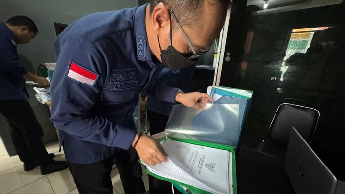 Foto: Kejaksaan Tinggi (Kejati) Banten menggeledah kantor BUMD PT Agrobisnis Banten Mandiri (ABM) di Kota Serang, Banten. (Dok istimewa/detiknews ).
