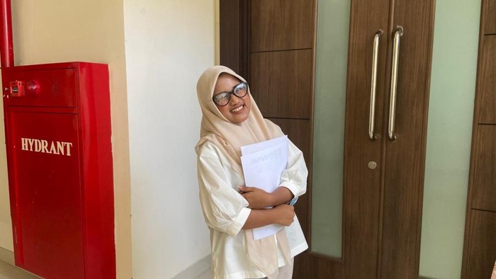 Dua peserta UTBK SNBT di Universitas Airlangga menunjukkan perjuangan berbeda, mulai dari terbang ribuan kilometer hingga hidup mandiri di perantauan demi PTN impian. ( Poto : detikedu/unair )