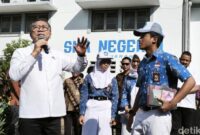 Zulhas menegaskan sekolah boleh mengajukan perubahan menu MBG dan melapor ke SPPG jika makanan tidak sesuai standar, tanpa perlu viral di media sosial. ( Poto : detikjogja/Muhammad Iqbal Al Fardi ) )