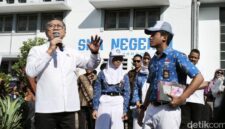 Zulhas menegaskan sekolah boleh mengajukan perubahan menu MBG dan melapor ke SPPG jika makanan tidak sesuai standar, tanpa perlu viral di media sosial. ( Poto : detikjogja/Muhammad Iqbal Al Fardi ) )