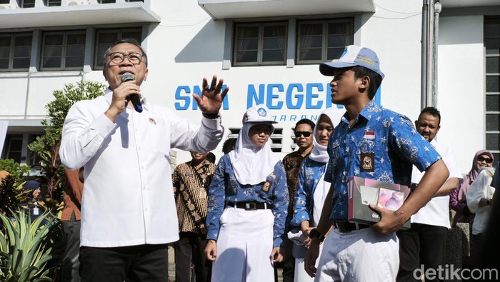 Zulhas menegaskan sekolah boleh mengajukan perubahan menu MBG dan melapor ke SPPG jika makanan tidak sesuai standar, tanpa perlu viral di media sosial. ( Poto : detikjogja/Muhammad Iqbal Al Fardi ) )