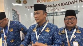 Kepala BKN Zudan Arif Fakrulloh (tengah), menegaskan tidak ada rencana peralihan PPPK menjadi CPNS tahun 2026. (Foto: Repro Kumparan )