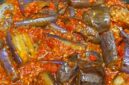 Sambal terong khas Padang hadir dengan cita rasa pedas gurih yang menggugah selera dan cocok sebagai pelengkap nasi hangat serta lauk tradisional. ( Poto : cookpad.com )