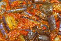 Sambal terong khas Padang hadir dengan cita rasa pedas gurih yang menggugah selera dan cocok sebagai pelengkap nasi hangat serta lauk tradisional. ( Poto : cookpad.com )