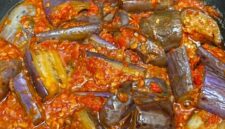 Sambal terong khas Padang hadir dengan cita rasa pedas gurih yang menggugah selera dan cocok sebagai pelengkap nasi hangat serta lauk tradisional. ( Poto : cookpad.com )