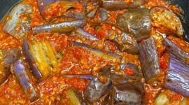 Sambal terong khas Padang hadir dengan cita rasa pedas gurih yang menggugah selera dan cocok sebagai pelengkap nasi hangat serta lauk tradisional. ( Poto : cookpad.com )