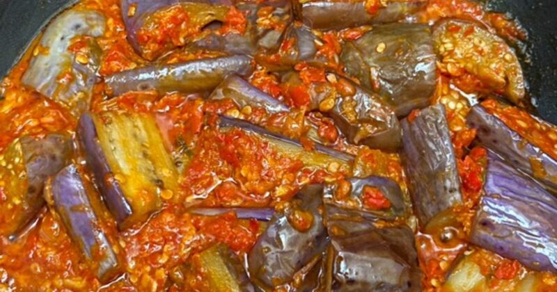 Sambal terong khas Padang hadir dengan cita rasa pedas gurih yang menggugah selera dan cocok sebagai pelengkap nasi hangat serta lauk tradisional. ( Poto : cookpad.com )