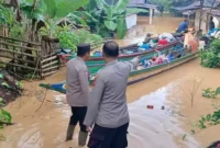 Polda Jambi bergerak cepat menangani banjir di Merangin dan Sarolangun. Puluhan rumah terendam, warga dievakuasi, dan bantuan logistik disalurkan.( Poto : Suara Tebo).