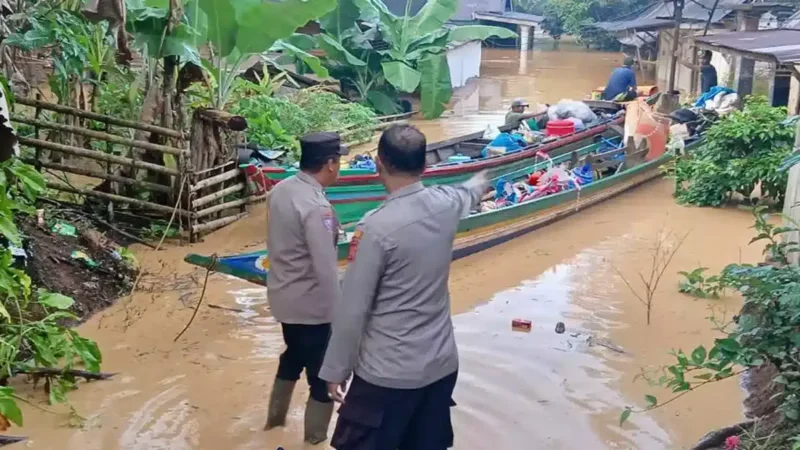 Polda Jambi bergerak cepat menangani banjir di Merangin dan Sarolangun. Puluhan rumah terendam, warga dievakuasi, dan bantuan logistik disalurkan.( Poto : Suara Tebo).