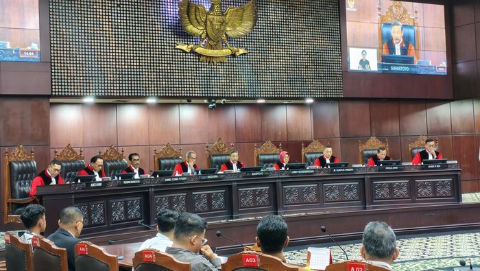 MK menolak uji materi Delpedro Marhaen terkait pasal penghasutan dan berita bohong dalam KUHP baru karena tidak memenuhi syarat formil.  ( Poto : detikcom/Kurniawan)