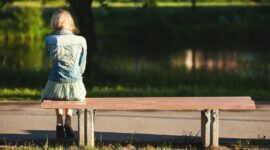 Orang yang tidak suka keramaian sering dikaitkan dengan kepribadian introvert. Kenali ciri-ciri, penyebab, hingga tanda enochlophobia dalam kehidupan sehari-hari.( ilustrasi Poto : Liputan6.com ).