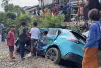 Kecelakaan kereta Bekasi Timur melibatkan sopir taksi yang baru dua hari bekerja. Polisi masih menyelidiki penyebab dan belum menetapkan tersangka.( Poto : liputan6.com/Rifqi Alief Abiyya).