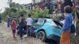 Kecelakaan kereta Bekasi Timur melibatkan sopir taksi yang baru dua hari bekerja. Polisi masih menyelidiki penyebab dan belum menetapkan tersangka.( Poto : liputan6.com/Rifqi Alief Abiyya).