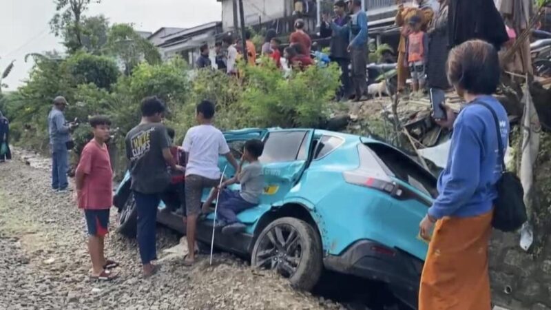 Kecelakaan kereta Bekasi Timur melibatkan sopir taksi yang baru dua hari bekerja. Polisi masih menyelidiki penyebab dan belum menetapkan tersangka.( Poto : liputan6.com/Rifqi Alief Abiyya).