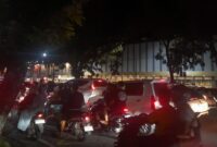 Kondisi jalan malam hari dengan kepadatan kendaraan di depan pusat kota ( Poto : liputan6.com )