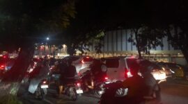 Kondisi jalan malam hari dengan kepadatan kendaraan di depan pusat kota ( Poto : liputan6.com )