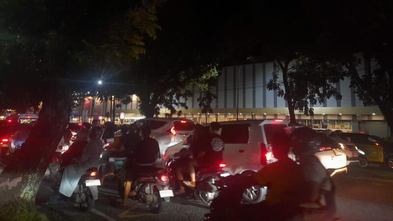 Kondisi jalan malam hari dengan kepadatan kendaraan di depan pusat kota ( Poto : liputan6.com )