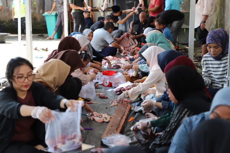 Kanwil BPN Provinsi Jambi Berbagi Daging Qurban dengan Masyarakat( Poto : istimewa )