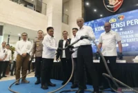 Jajaran Bareskrim Polri dan perwakilan PLN menunjukkan kabel transmisi yang terputus dalam peristiwa