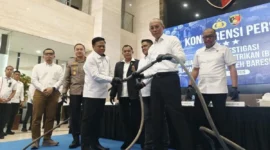 Jajaran Bareskrim Polri dan perwakilan PLN menunjukkan kabel transmisi yang terputus dalam peristiwa 