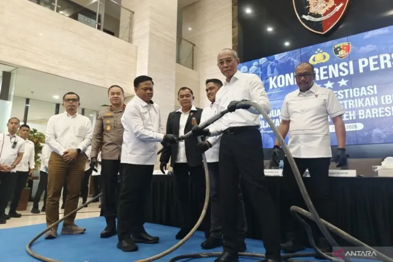 Jajaran Bareskrim Polri dan perwakilan PLN menunjukkan kabel transmisi yang terputus dalam peristiwa 