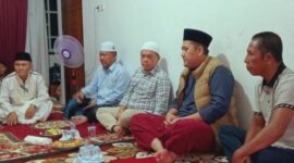 Bupati Merangin M Syukur bersama Gubernur Jambi Al Haris menghadiri takziah di rumah duka Kopriani di Bangko, Merangin.( Poto : JAMBIPRIMA.COM ).