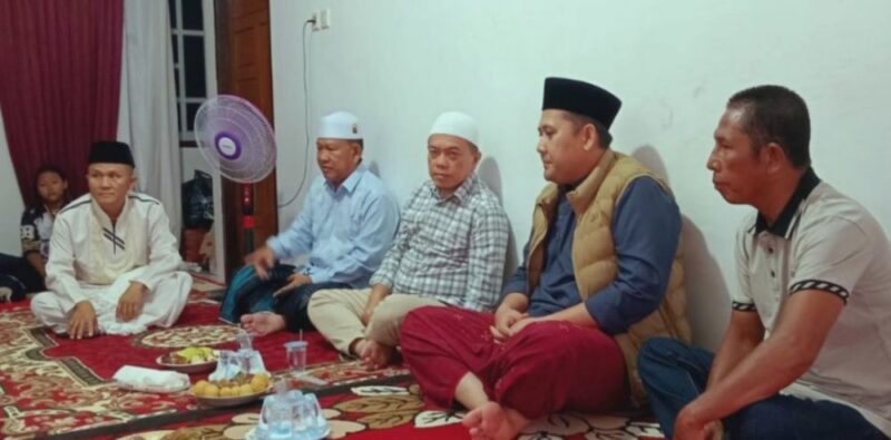 Bupati Merangin M Syukur bersama Gubernur Jambi Al Haris menghadiri takziah di rumah duka Kopriani di Bangko, Merangin.( Poto : JAMBIPRIMA.COM ).