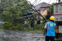 PLN ULP Rimbo Bujang mengimbau warga Kabupaten Tebo meningkatkan kewaspadaan terhadap bahaya listrik akibat cuaca ekstrem, hujan deras, dan angin kencang.( JAMBIPRIMA.COM ).
