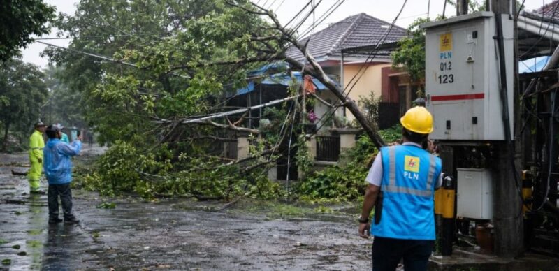 PLN ULP Rimbo Bujang mengimbau warga Kabupaten Tebo meningkatkan kewaspadaan terhadap bahaya listrik akibat cuaca ekstrem, hujan deras, dan angin kencang.( JAMBIPRIMA.COM ).