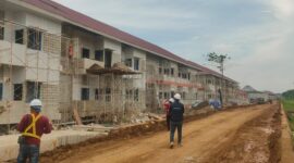 Tim proyek menambah jumlah pekerja untuk mempercepat pembangunan Sekolah Rakyat.( Poto : jambiekspres.co.id )