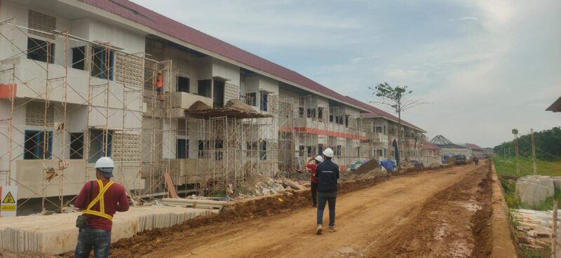 Tim proyek menambah jumlah pekerja untuk mempercepat pembangunan Sekolah Rakyat.( Poto : jambiekspres.co.id )