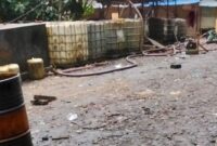 Kondisi gudang yang diduga menjadi lokasi penimbunan BBM jenis solar ilegal di kawasan Jalan Lingkar Muara Bungo. ( Poto : istimewa ).