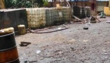 Kondisi gudang yang diduga menjadi lokasi penimbunan BBM jenis solar ilegal di kawasan Jalan Lingkar Muara Bungo. ( Poto : istimewa ).